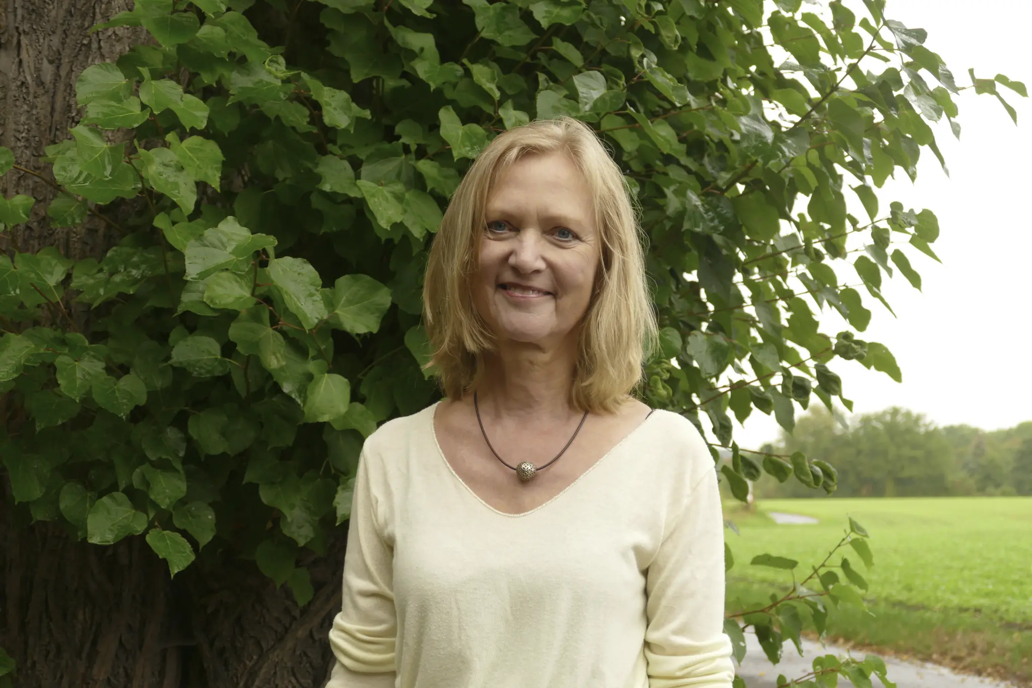 Brigitte Ladwig in natürlicher Gartenumgebung