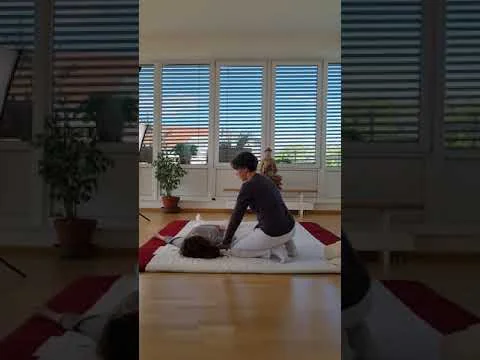 Katrin Schröder zeigt eine Hara-Kontaktaufnahme in der Shiatsu-Praxis