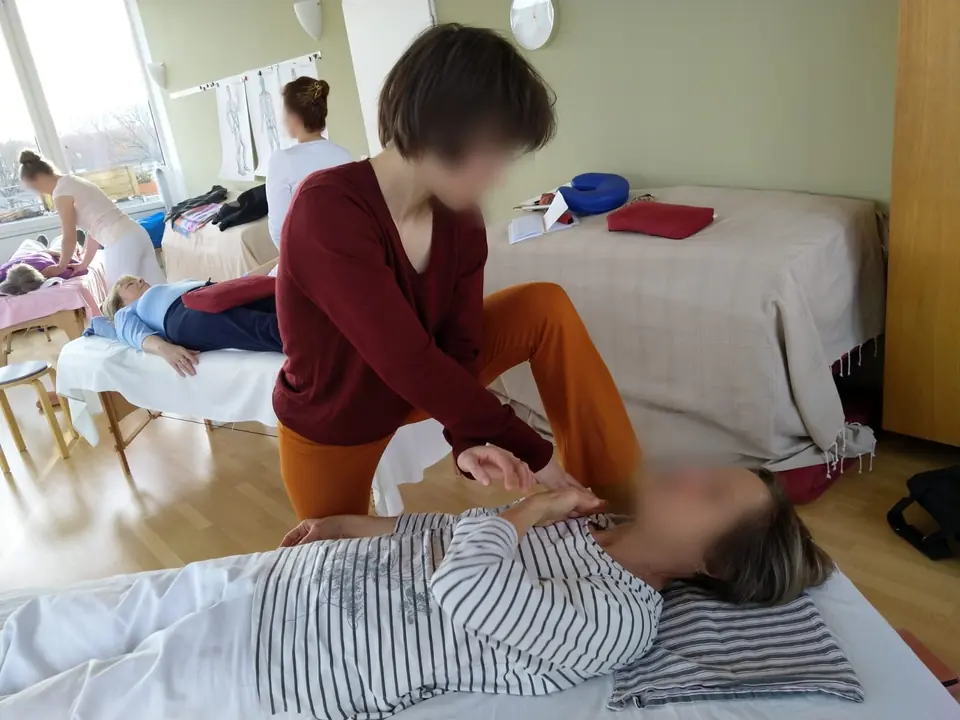 Anonymisierte Nahaufnahme einer Shiatsu-Behandlung auf der Liege