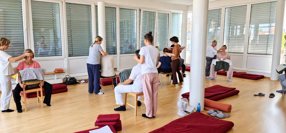 Shiatsu-Unterricht in der Sitzposition im hellen ESI-Kursraum